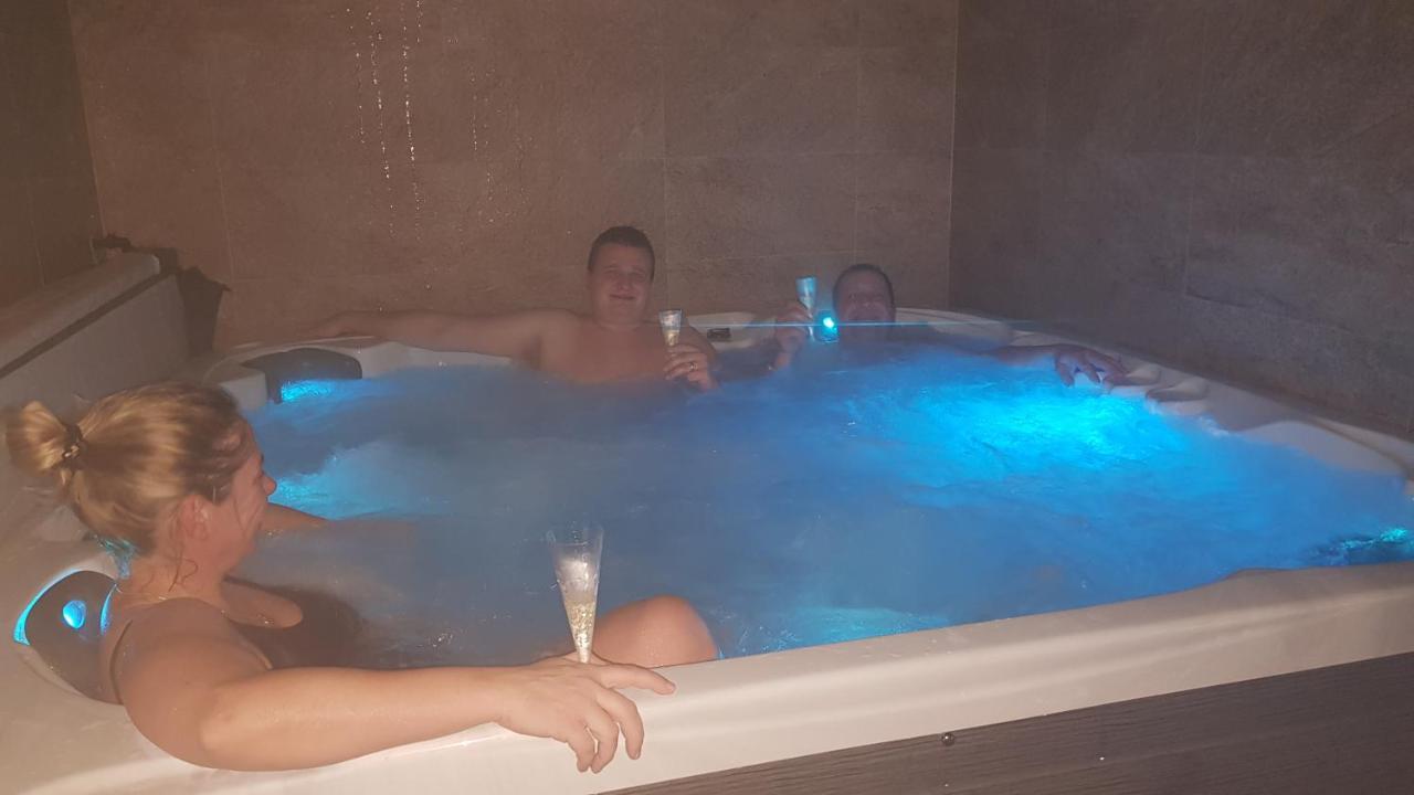 ホテル Statek 3 - Wellness & Spa Hluboká nad Vltavou エクステリア 写真