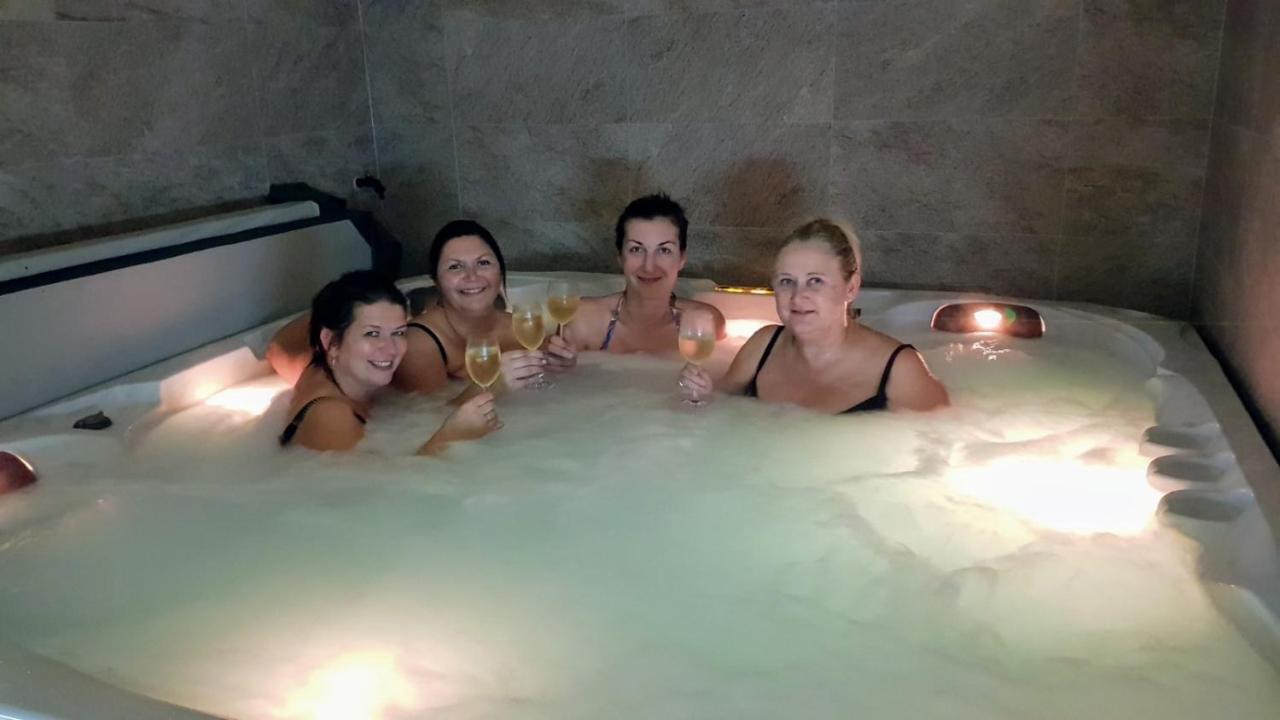 ホテル Statek 3 - Wellness & Spa Hluboká nad Vltavou エクステリア 写真